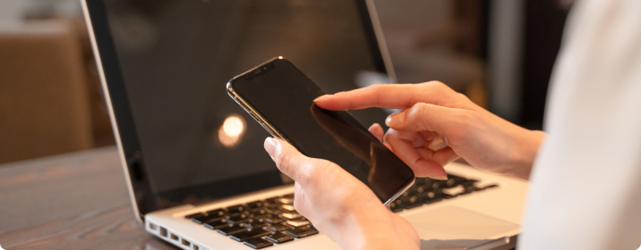 スマートフォンでアンケートに回答する様子