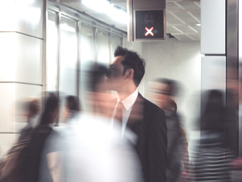 駅などの人通りが多い様子