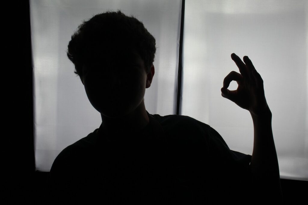 男性がOKとジェスチャーしている様子