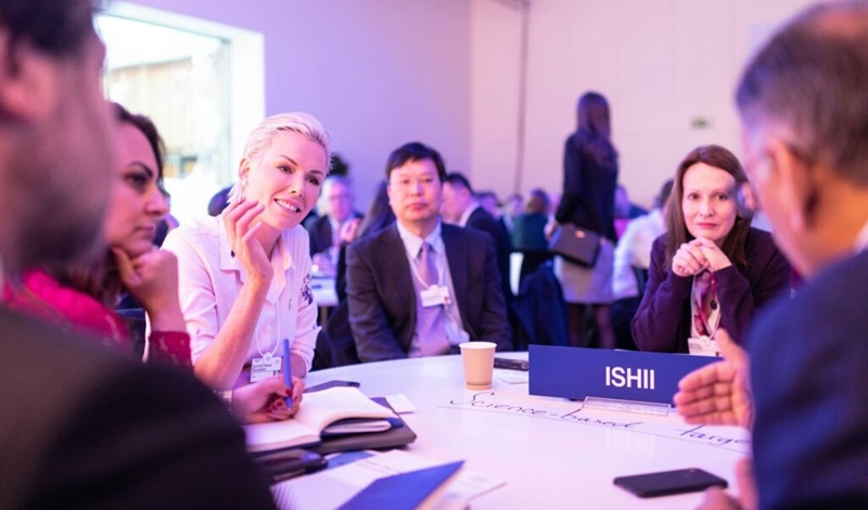 テーブルを囲んで相談している人たち