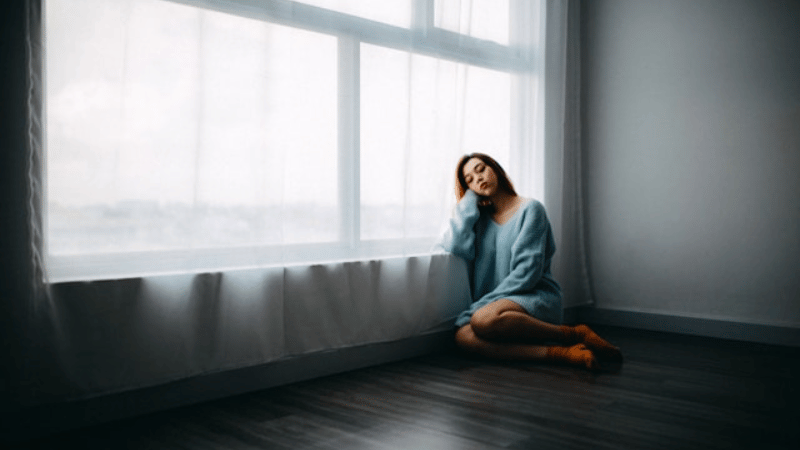悩む女性