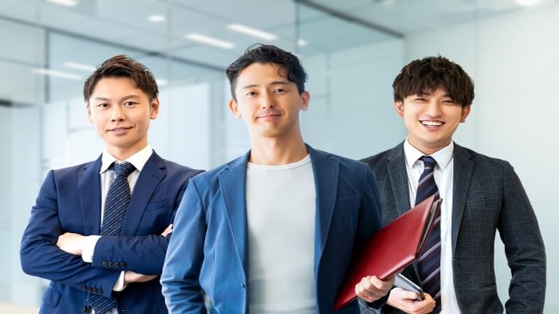 成功し自信に満ち溢れた3人のビジネスパーソン