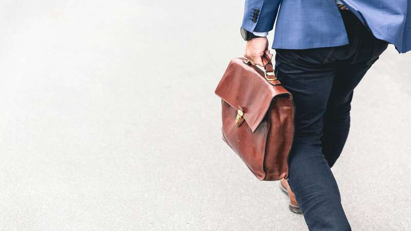 ビジネスバックを持って歩く男性