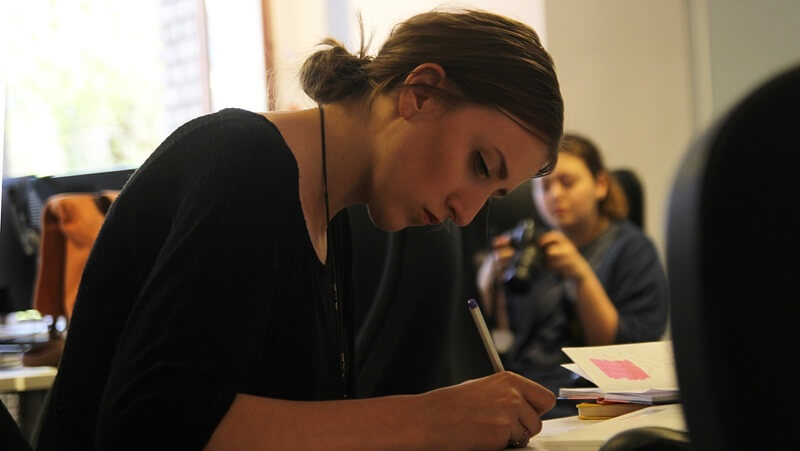 勉強する女性