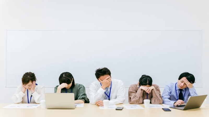 職場の人間関係に悩み頭を抱える5人のビジネスパーソン