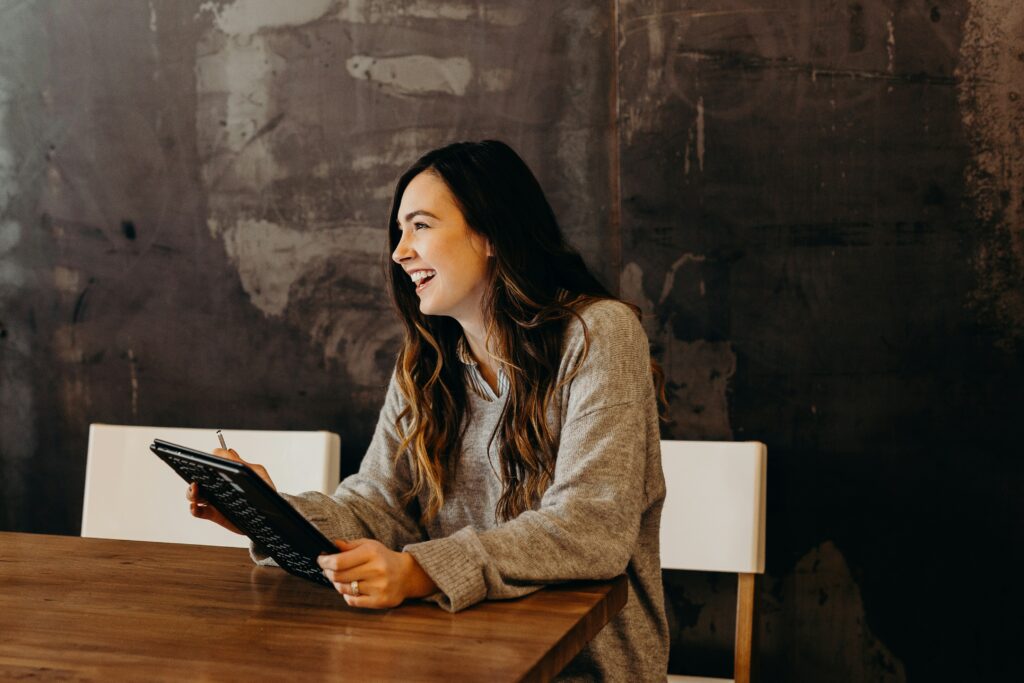タブレットを持った笑顔の女性