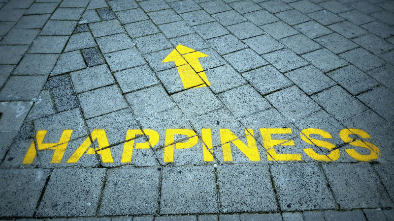 HAPINESSと矢印が書かれたレンガの道