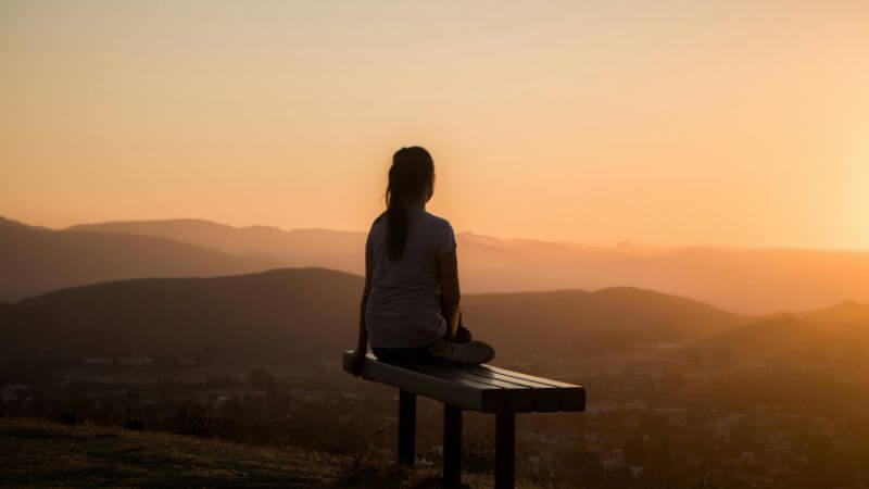 夕日の中の女性